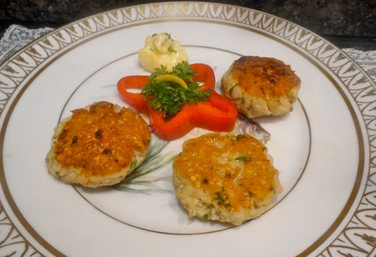 Tuna Patties with Lemon-Mayonnaise