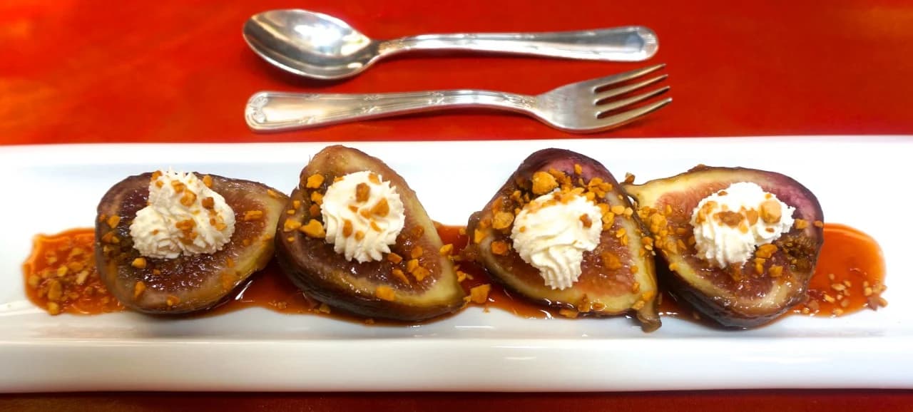Poached Figs with Apricot and Cinnamon Sauce