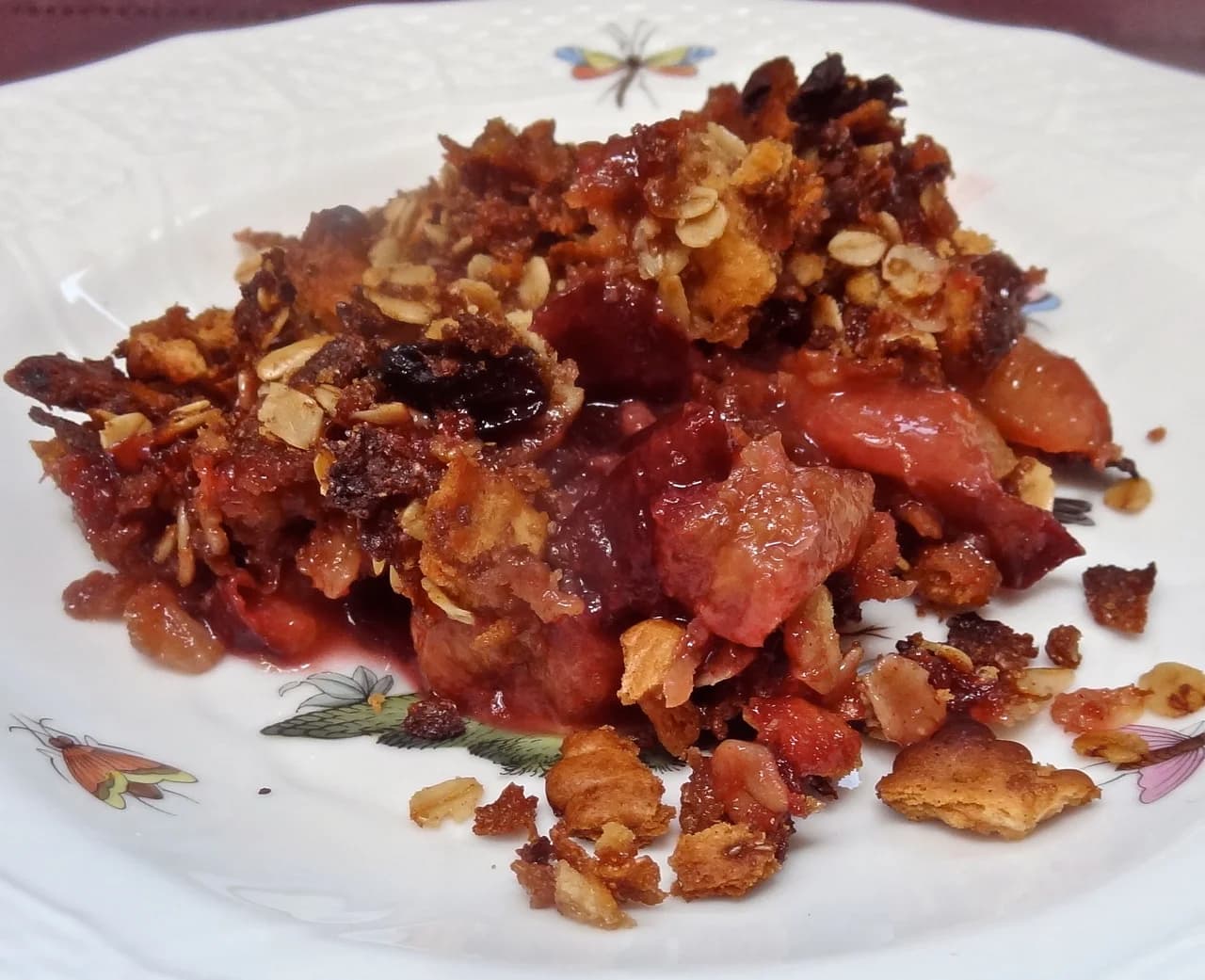 Crunchy Cookie and Brown Sugar Nut-Free Plum Crisp