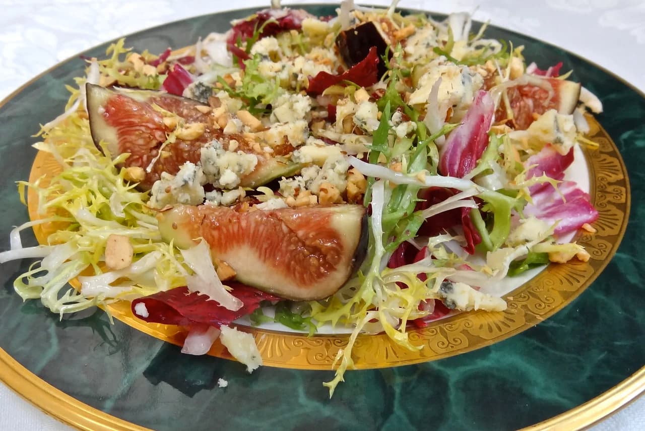 Fresh Fig Salad with Cheese and Nuts